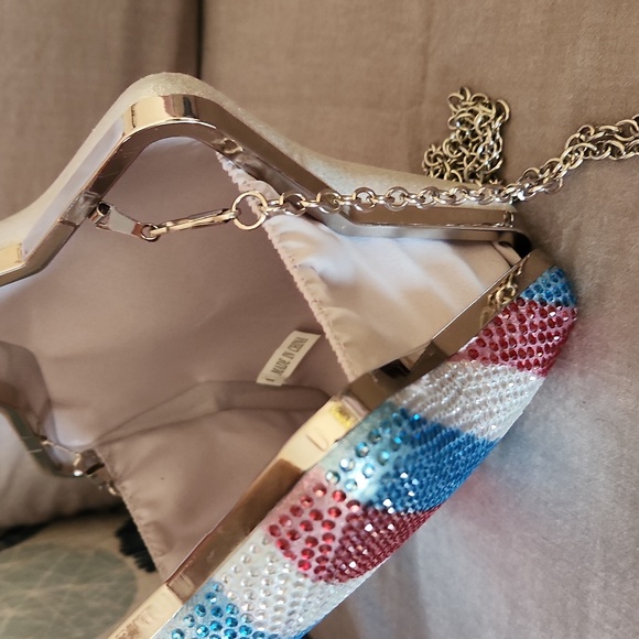 Sparkled star shape red, silver, and blue crossbody bag with chain strap - Picture 7 of 13